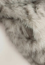 Maja, kurze Kunstfelljacke in Hellgrau mit Animal-Print, Detailansicht des Kunstfells