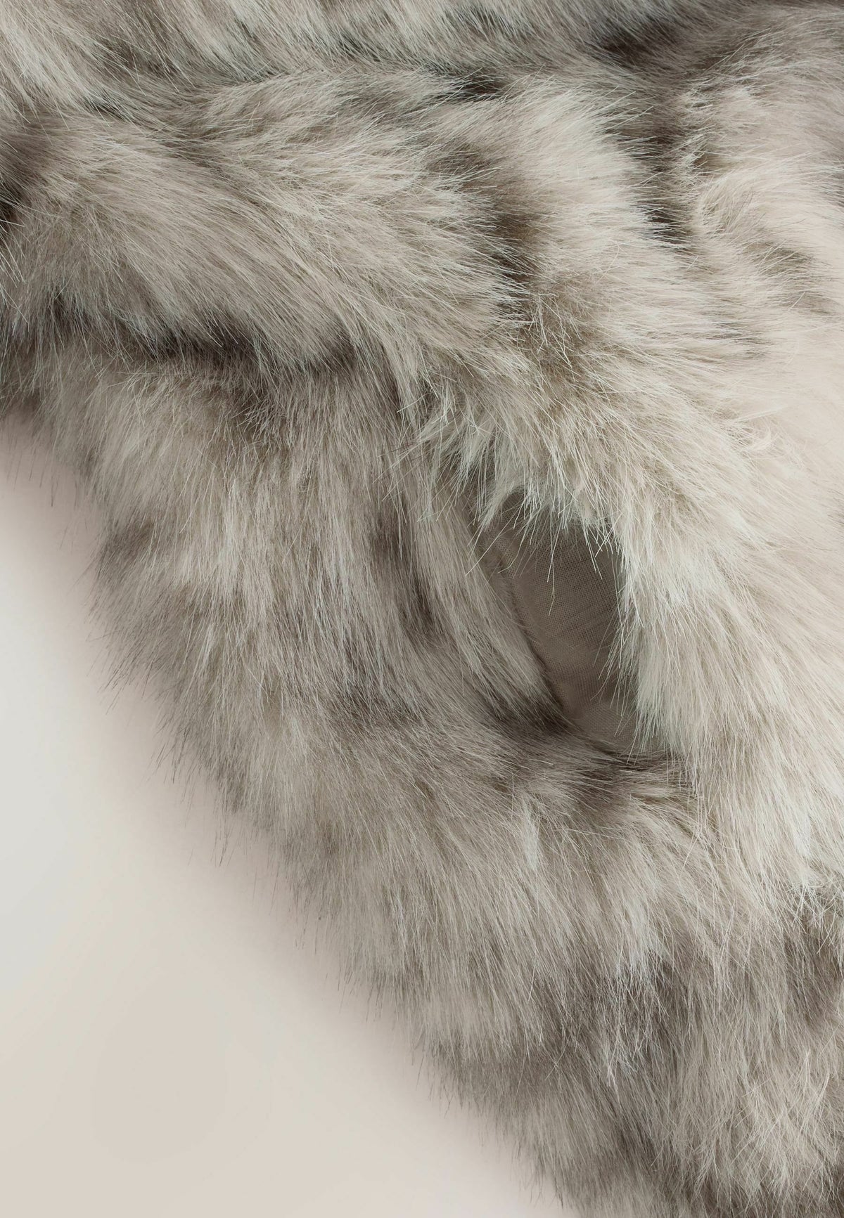 Maja, kurze Kunstfelljacke in Hellgrau mit Animal-Print, Detailansicht des Kunstfells