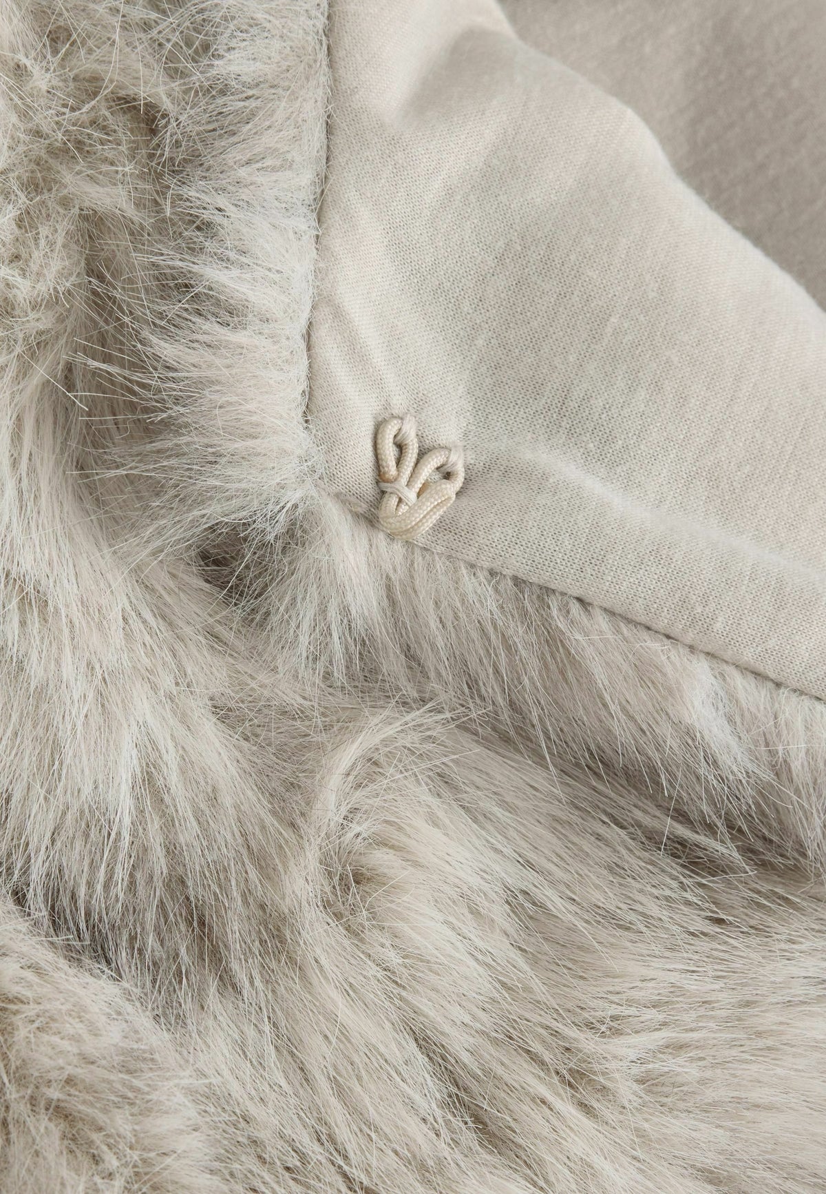 Maja, kurze Kunstfelljacke in Hellgrau mit Animal-Print, Detailansicht der Innenseite