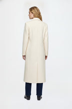 Majken, langer taillierter Mantel in Hellbeige, von hinten