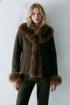 Nora, braune Jacke in Wildlederoptik mit Kunstfellbesatz, von vorne