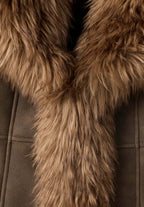 Nora, braune Jacke in Wildlederoptik mit Kunstfellbesatz, Detailansicht des Kunstfellbesatzes
