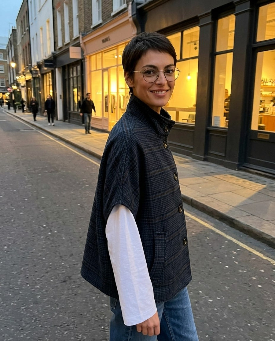 Liv, rutig cape i ullmix för dam i mörkblå, stylinginspiration en kväll i stan
