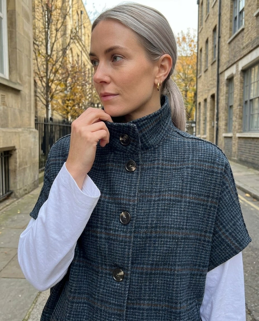 Liv, rutig cape i ullmix för dam i mörkblå, stylinginspiration närbild på materialet