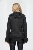 Selma, kurze Jacke in Schwarz mit Kunstfellbesatz, von hinten