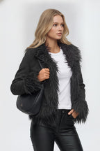 Selma, kurze Jacke in Schwarz mit Kunstfellbesatz, von vorne