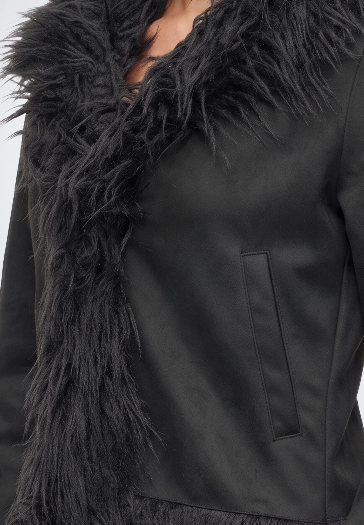 Selma, kurze Jacke in Schwarz mit Kunstfellbesatz, Detailansicht des Kunstfellbesatzes