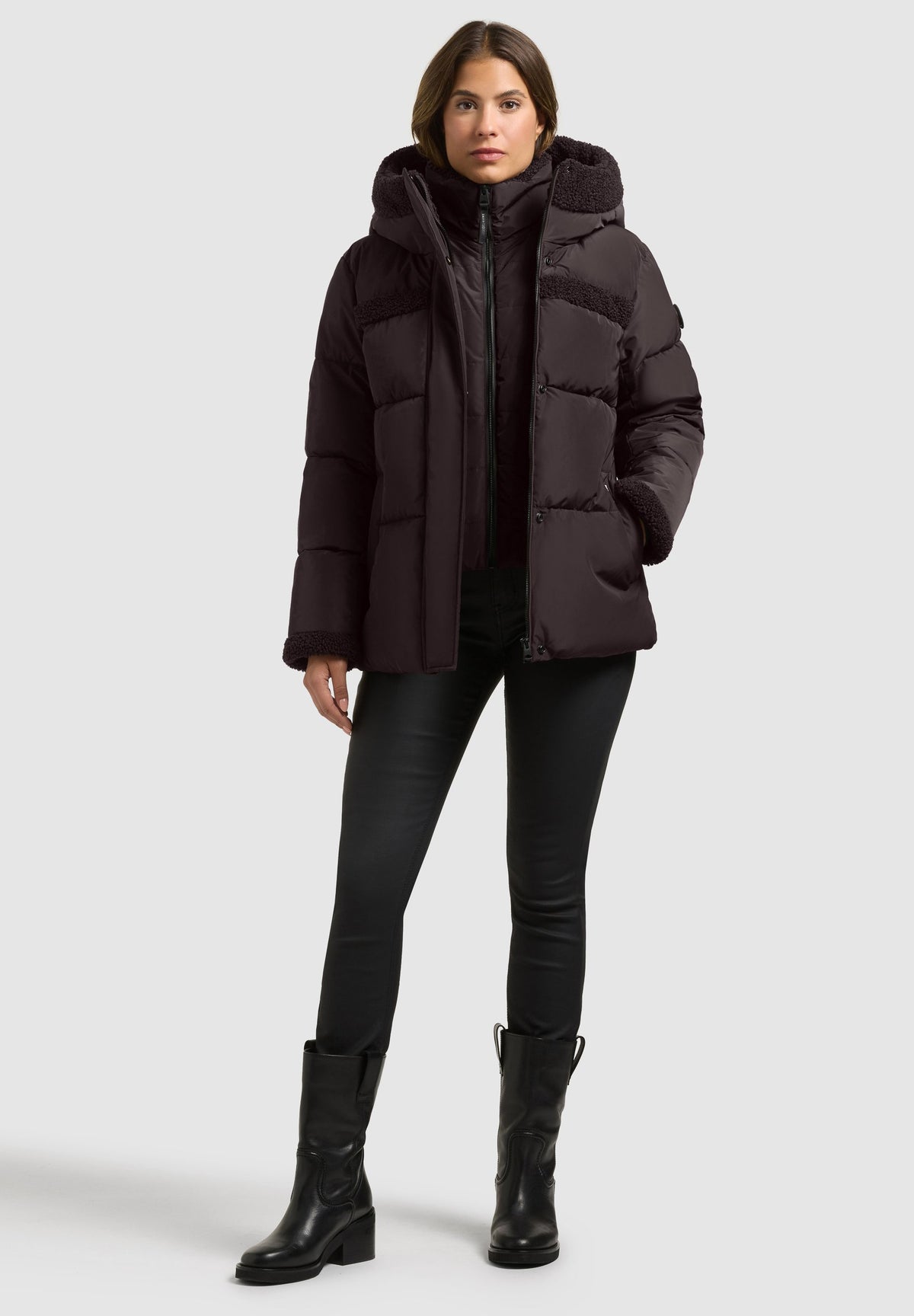 Signe, wattierte Jacke in Dunkelbraun mit Kapuze, von vorne