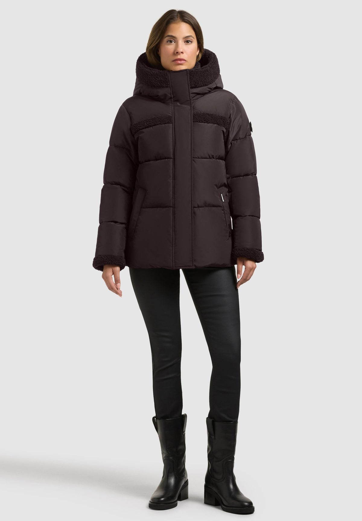 Signe, wattierte Jacke in Dunkelbraun mit Kapuze, von vorne