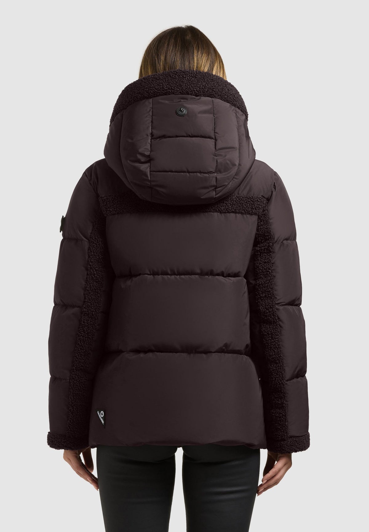 Signe, wattierte Jacke in Dunkelbraun mit Kapuze, von hinten