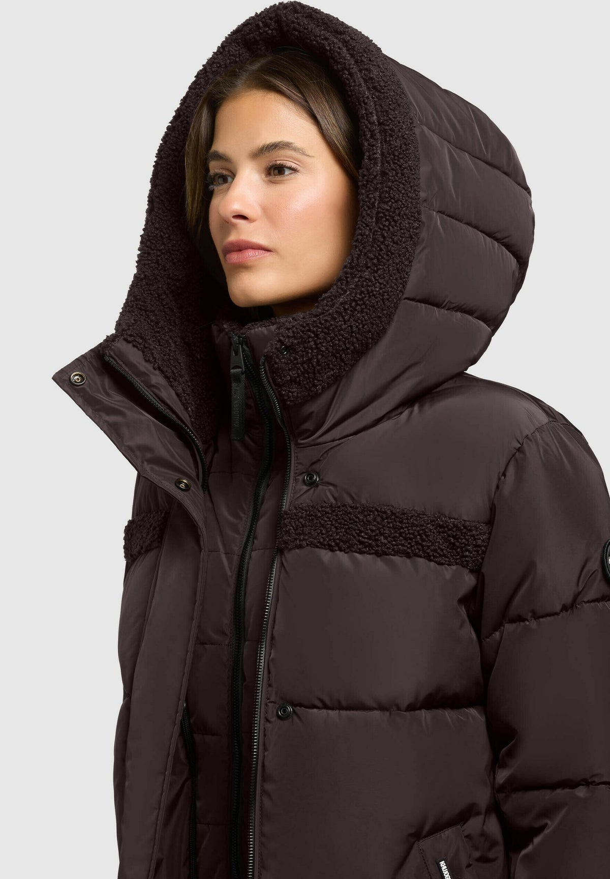 Signe, wattierte Jacke in Dunkelbraun mit Kapuze, Detailansicht der Kapuze