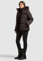 Signe, wattierte Jacke in Dunkelbraun mit Kapuze, von der Seite