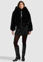Stina, Kunstfelljacke in Schwarz mit Kapuze, von vorne