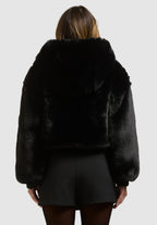 Stina, Kunstfelljacke in Schwarz mit Kapuze, von hinten