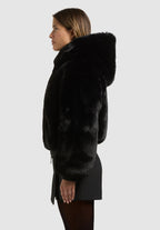 Stina, Kunstfelljacke in Schwarz mit Kapuze, von der Seite