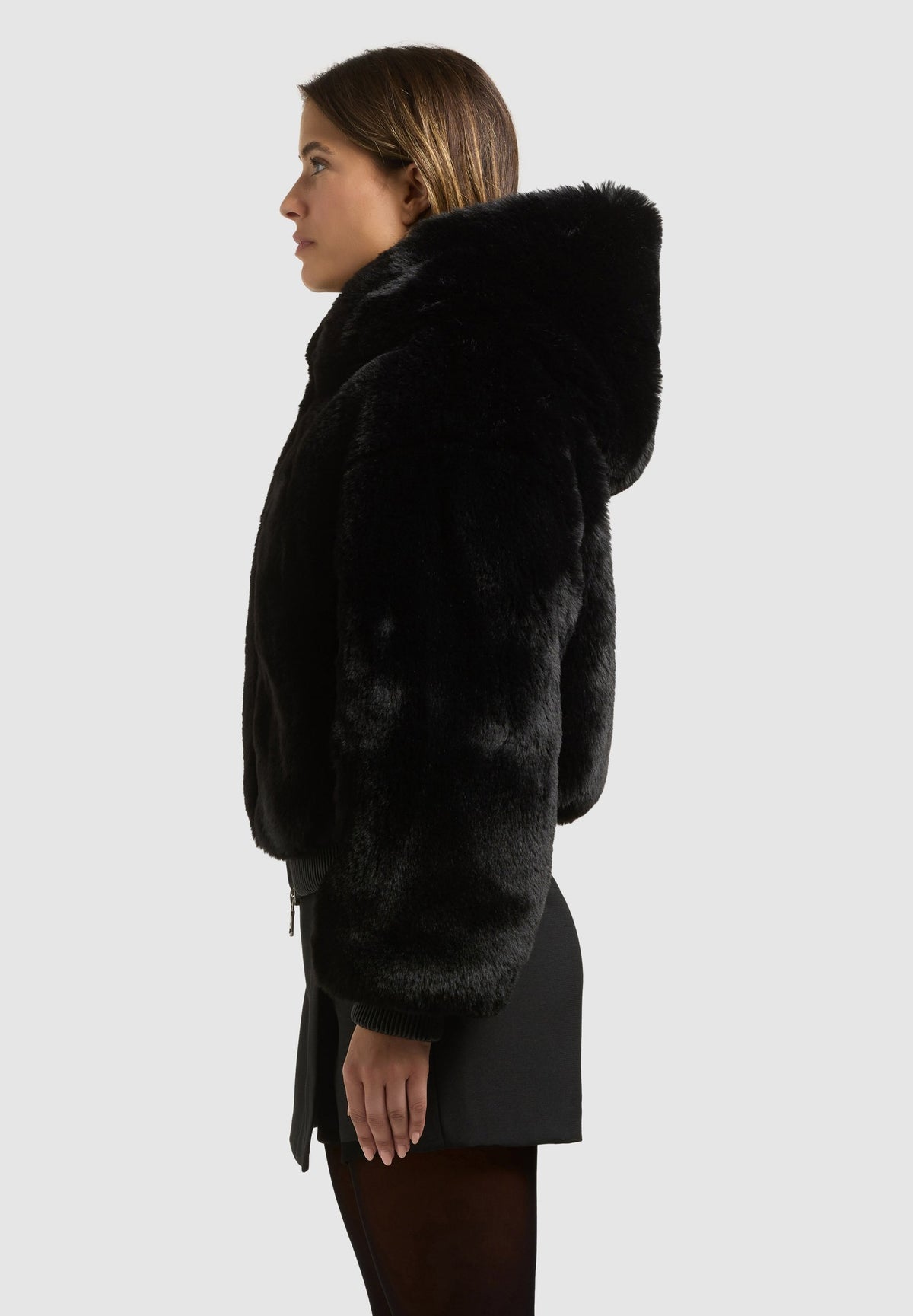 Stina, Kunstfelljacke in Schwarz mit Kapuze, von der Seite