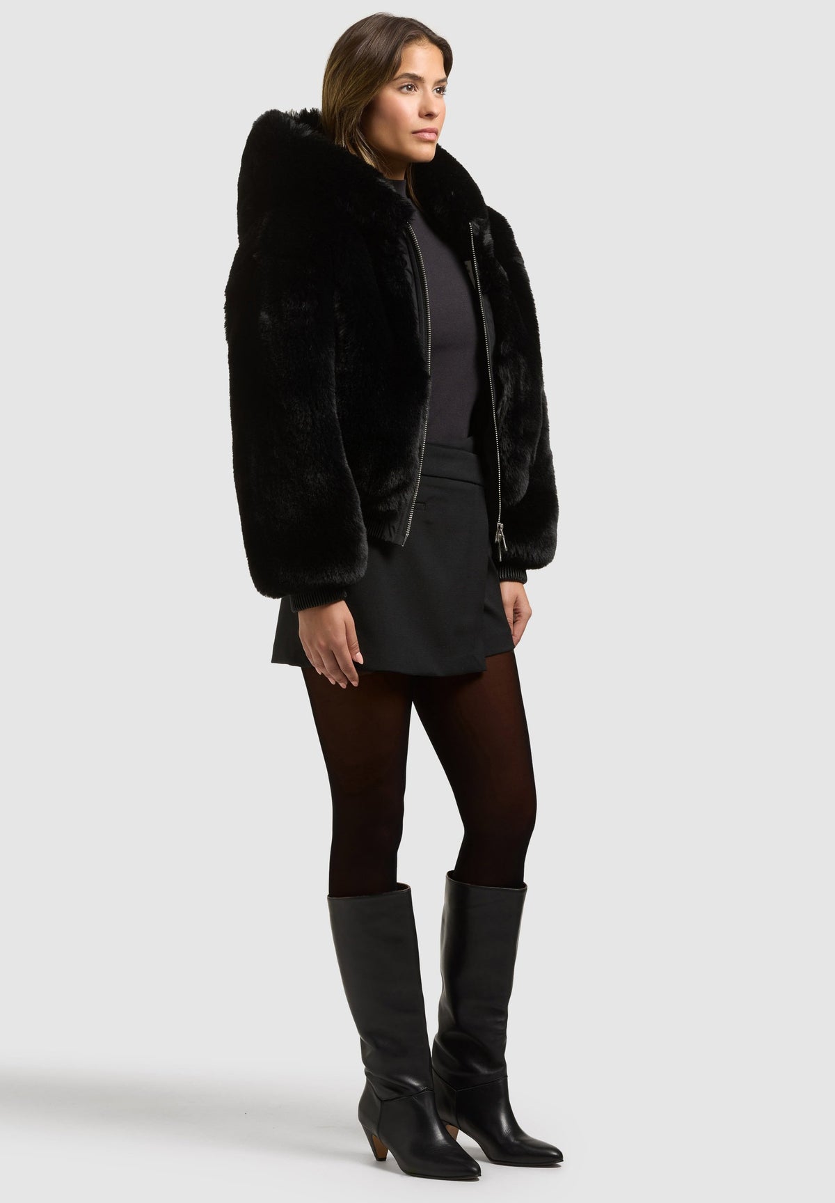 Stina, Kunstfelljacke in Schwarz mit Kapuze, von der Seite