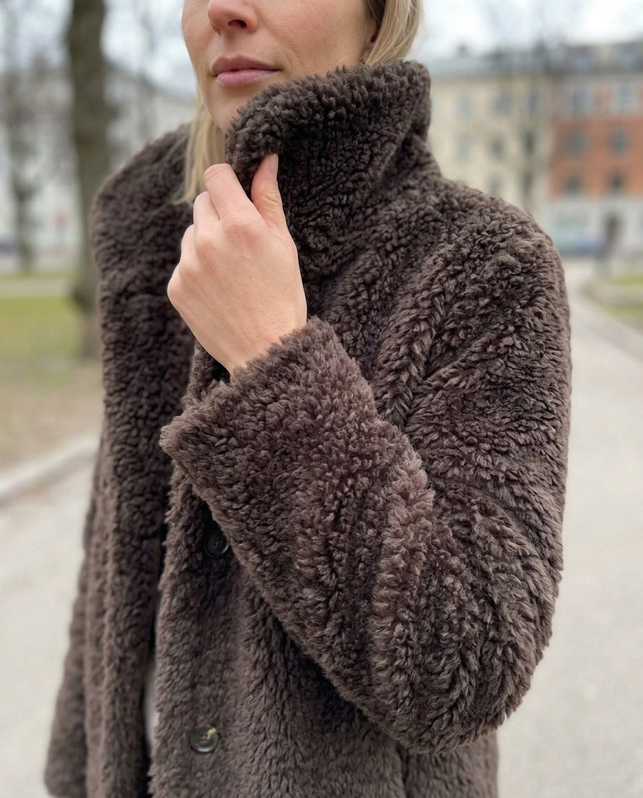 Tove, teddykappa med huva för dam i brun, stylinginspiration närbild på materialet