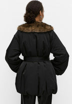 Tilda, wattierte Jacke in Schwarz mit Kunstfellkragen und Bindegürtel, von hinten