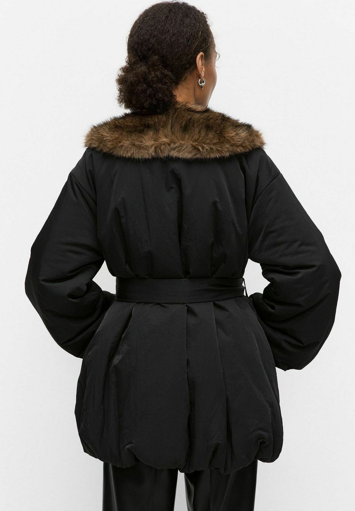Tilda, wattierte Jacke in Schwarz mit Kunstfellkragen und Bindegürtel, von hinten