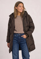 Tyra, lange wattierte Jacke in Braun mit Kapuze, von vorne