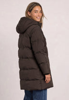 Tyra, lange wattierte Jacke in Braun mit Kapuze, von der Seite