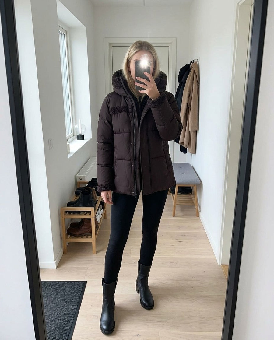 Signe, vadderad 2-i-1-jacka med huva för dam i mörkbrun, stylinginspiration spegelbild i hallen