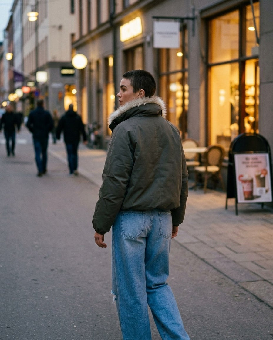 Svea, vadderad bomberjacka med hög krage för dam i mörk olivgrön, stylinginspiration en kväll i stan