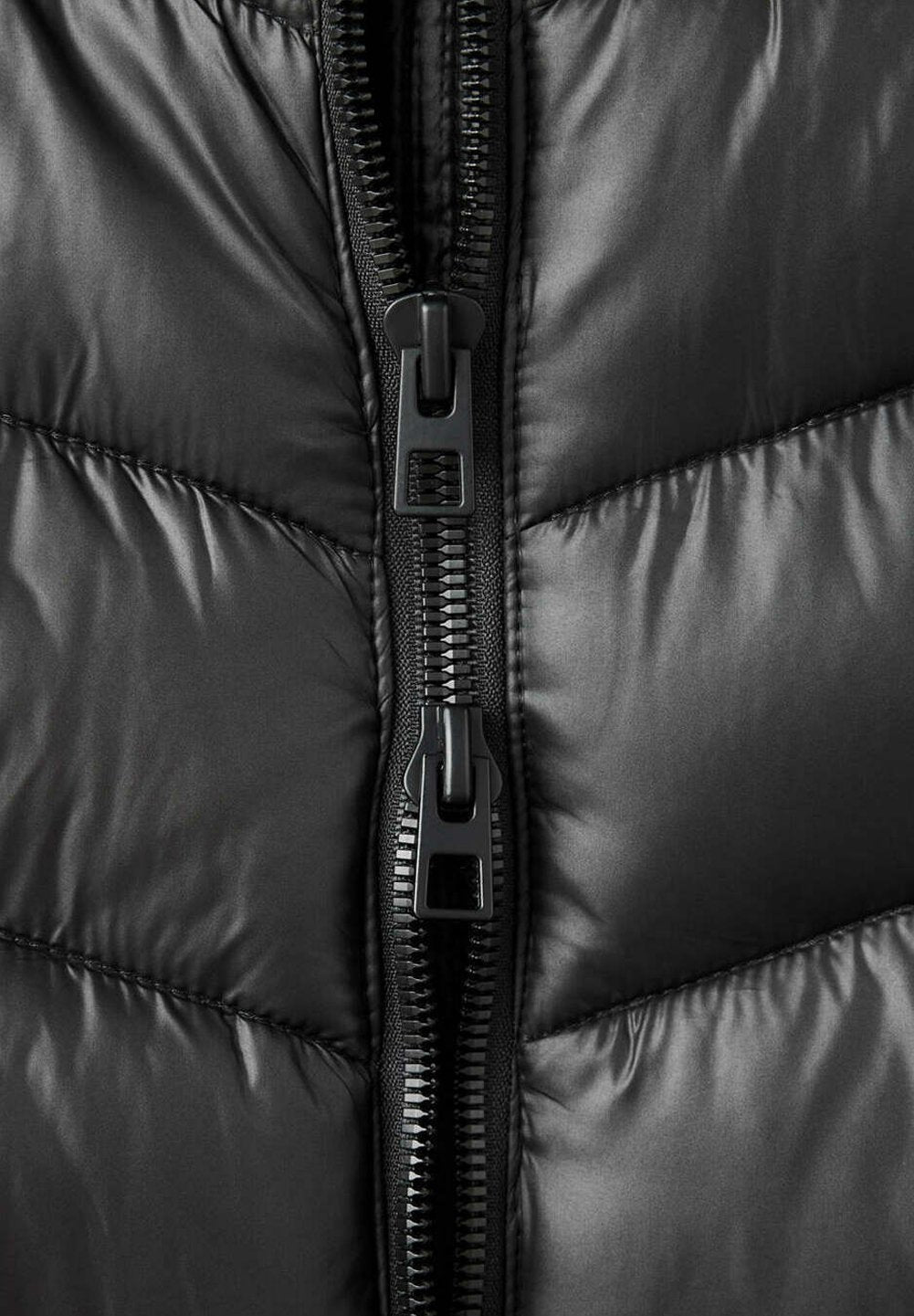Vera, langer Puffermantel in Schwarz mit Kapuze, Detailansicht des Reißverschlusses