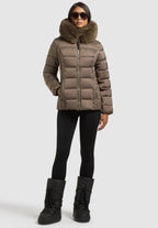 Wilma, wattierte Jacke in Braun mit Kunstfellkapuze, von vorne