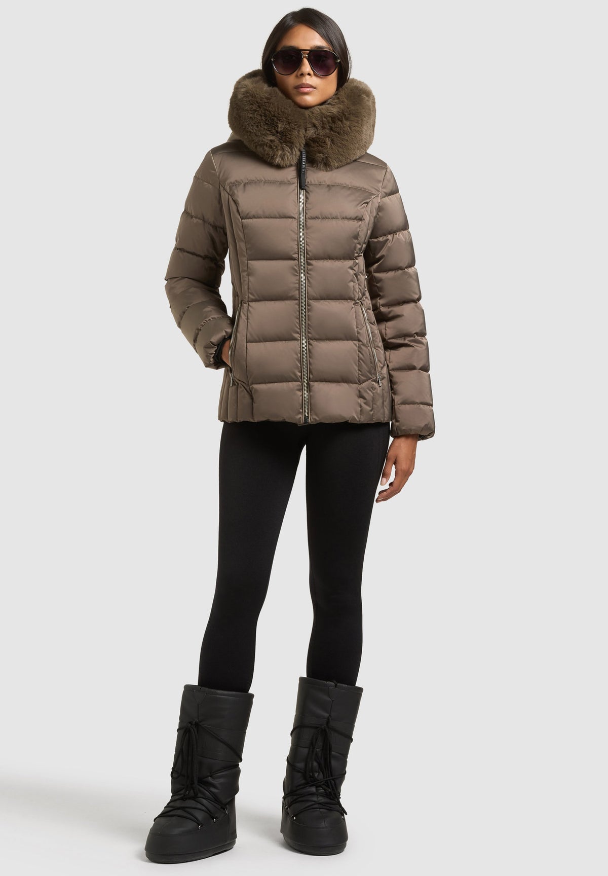 Wilma, wattierte Jacke in Braun mit Kunstfellkapuze, von vorne