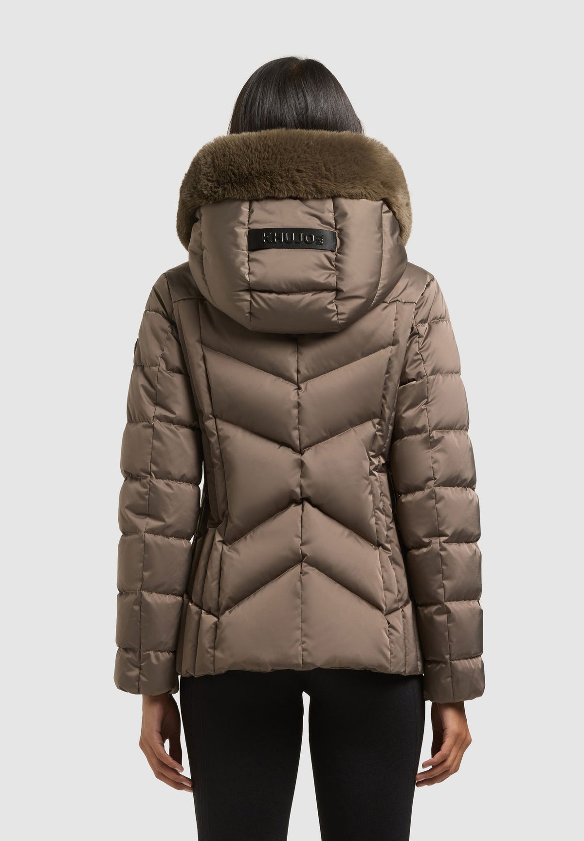 Wilma, wattierte Jacke in Braun mit Kunstfellkapuze, von hinten
