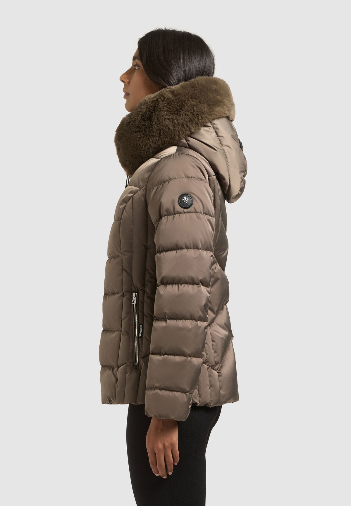Wilma, wattierte Jacke in Braun mit Kunstfellkapuze, von der Seite