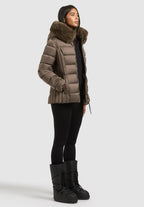 Wilma, wattierte Jacke in Braun mit Kunstfellkapuze, von der Seite
