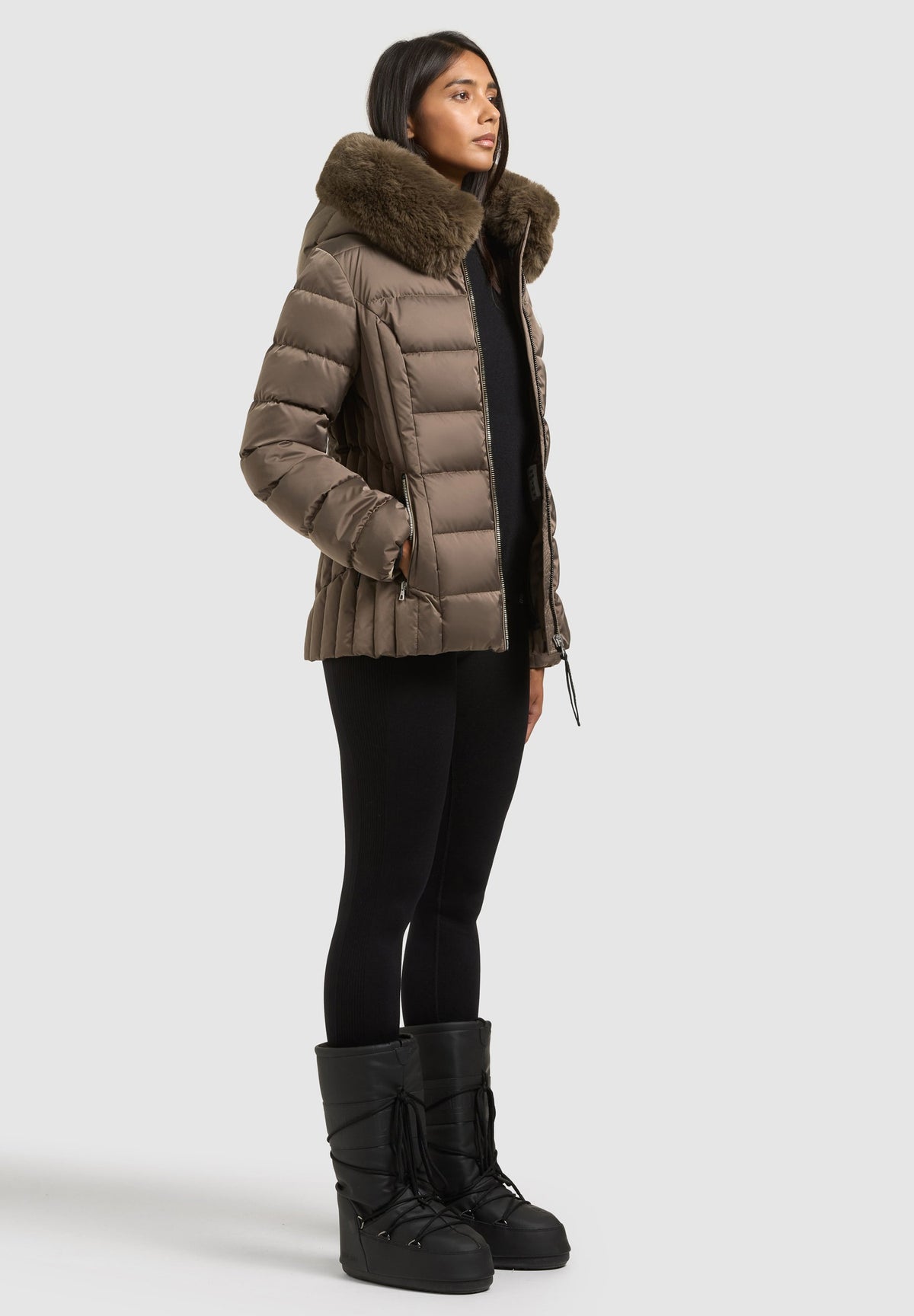 Wilma, wattierte Jacke in Braun mit Kunstfellkapuze, von der Seite